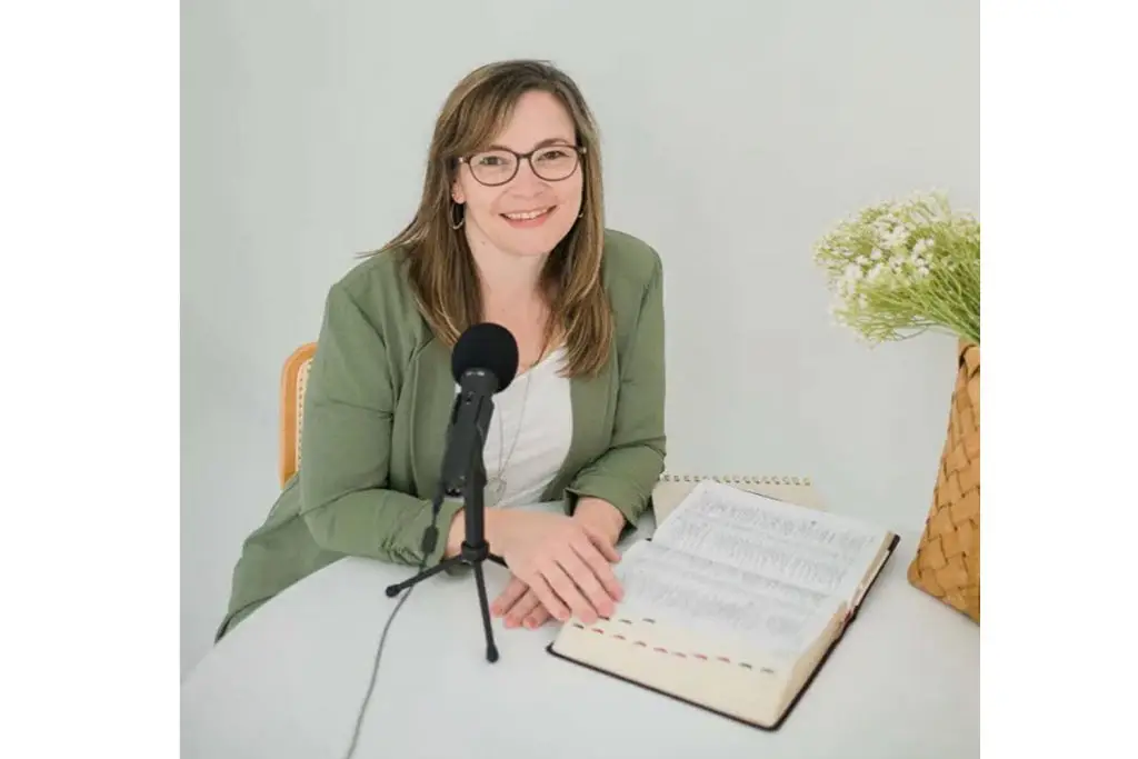 Photo of Pam Fields, host of The Mom Next Door podcast.